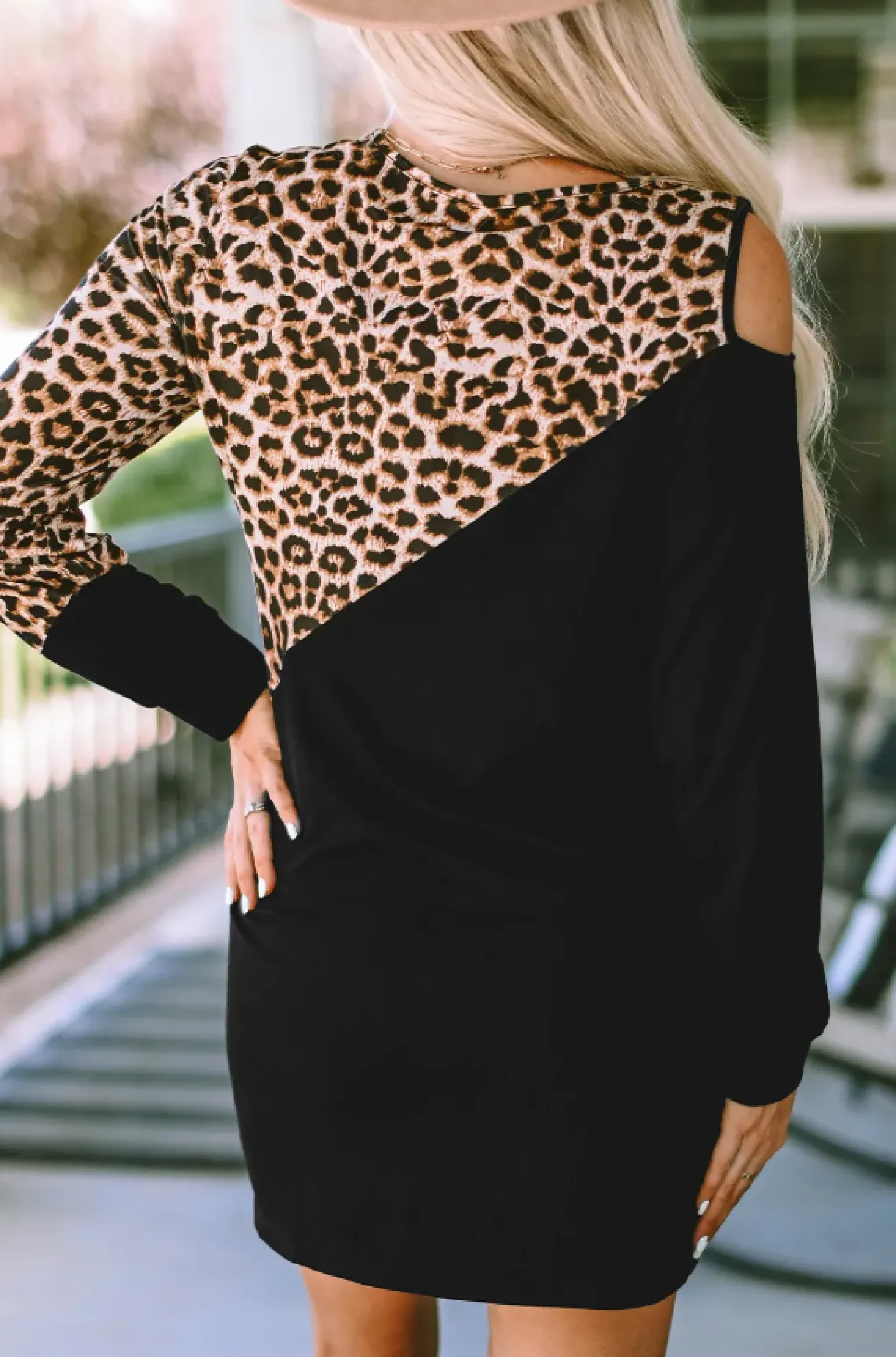 Abito corto con stampa leopardata, nero
