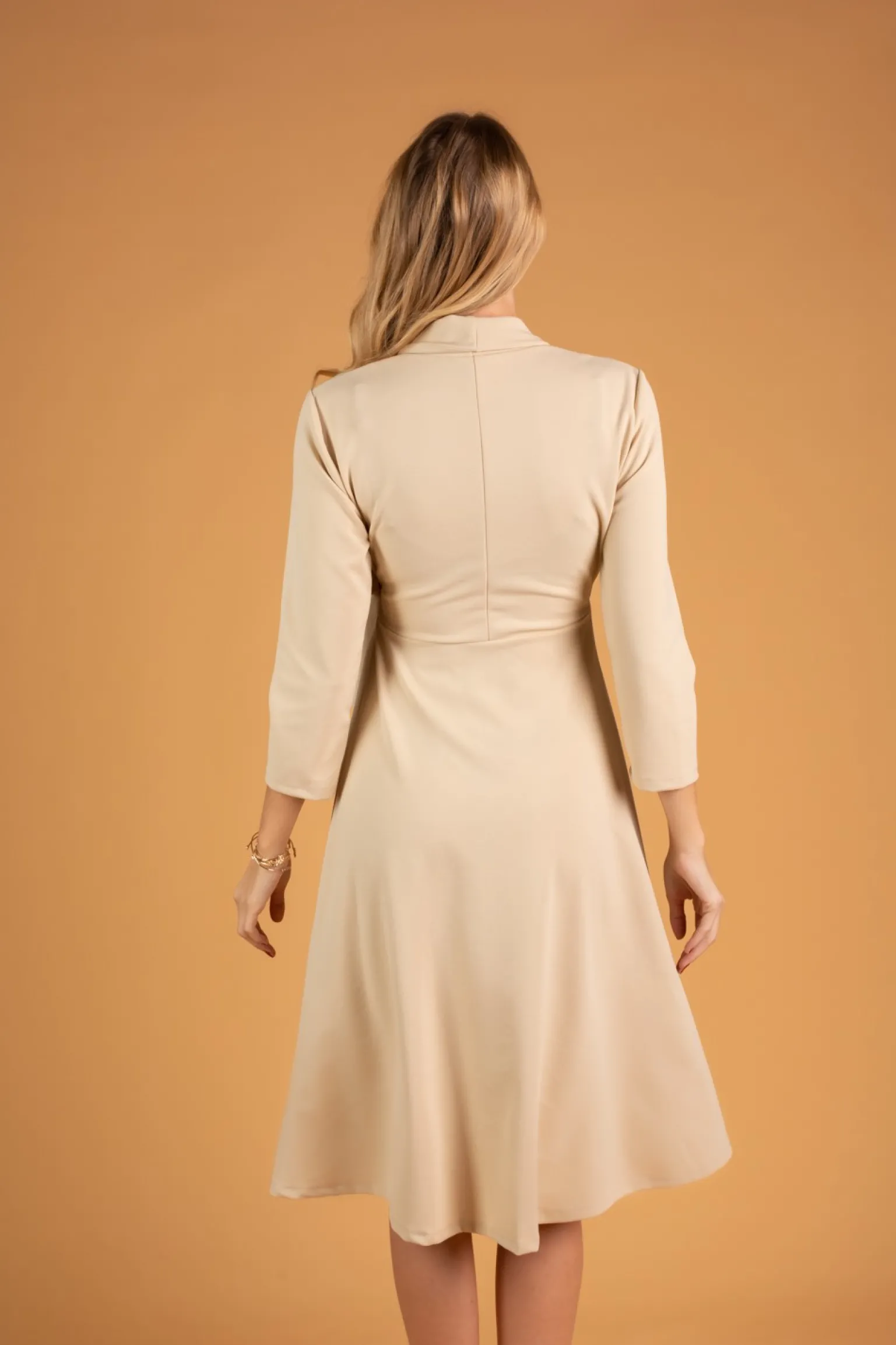 Abito elegante ad incrocio con maniche 3/4 Imogena, beige