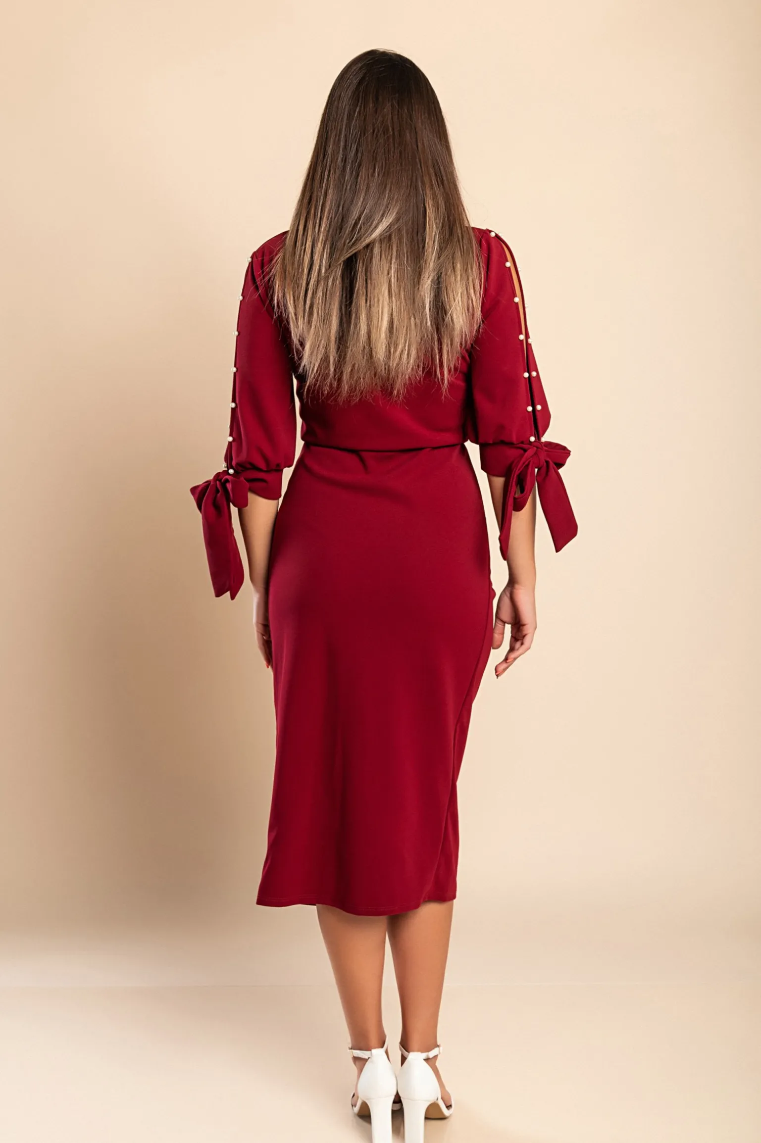 Abito elegante midi con scollo rotondo, maniche 3/4 con spacco e perline decorative Peppina, bordeaux