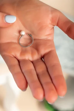 Anello con perla decorativa, colore argento