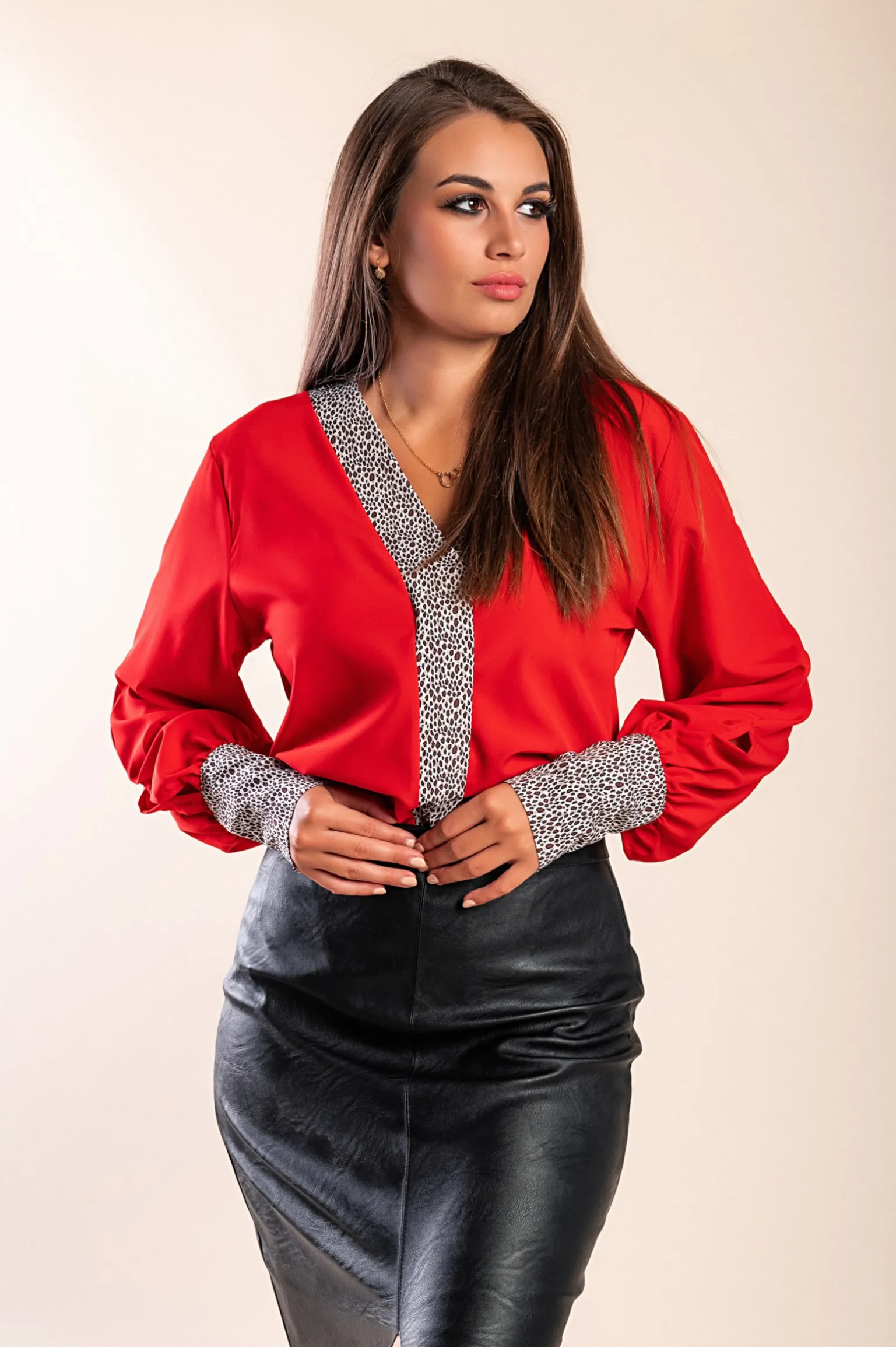 Blusa elegante con stampa leopardata Polina, rossa