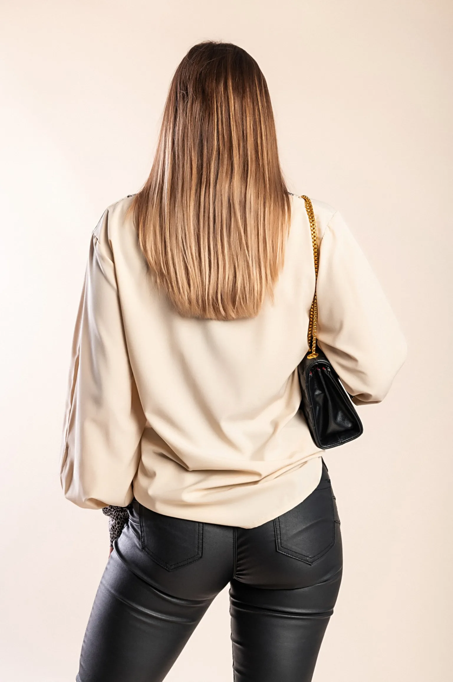 Blusa elegante con stampa leopardata Polina, beige
