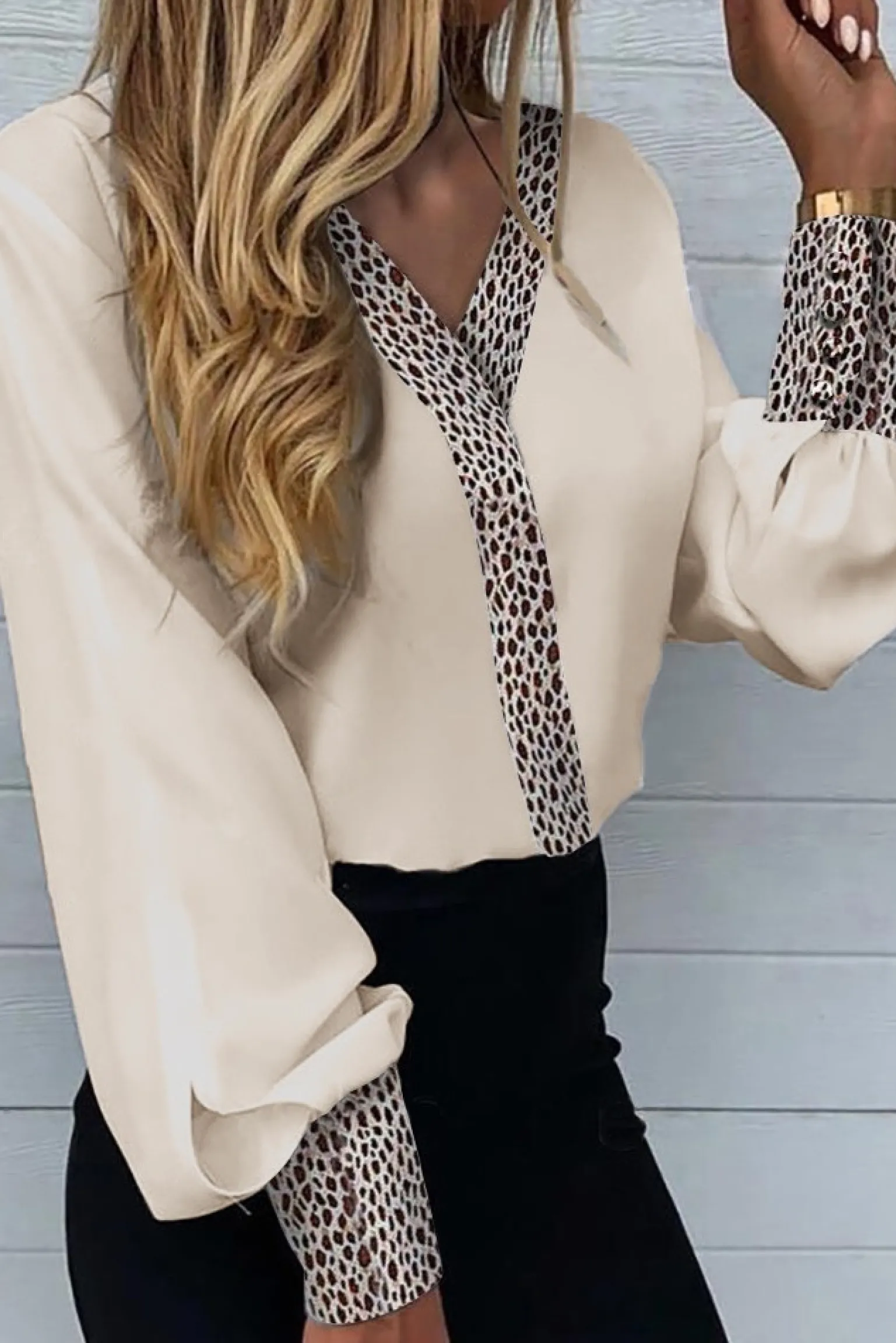 Blusa elegante con stampa leopardata Polina, beige