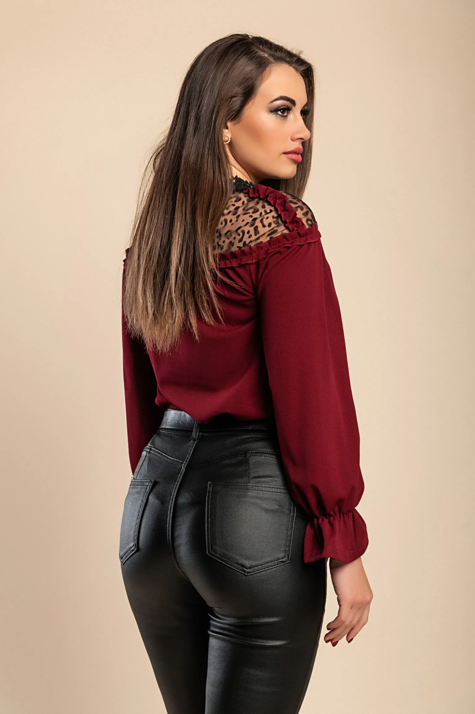 Blusa elegante con volant, bordeaux