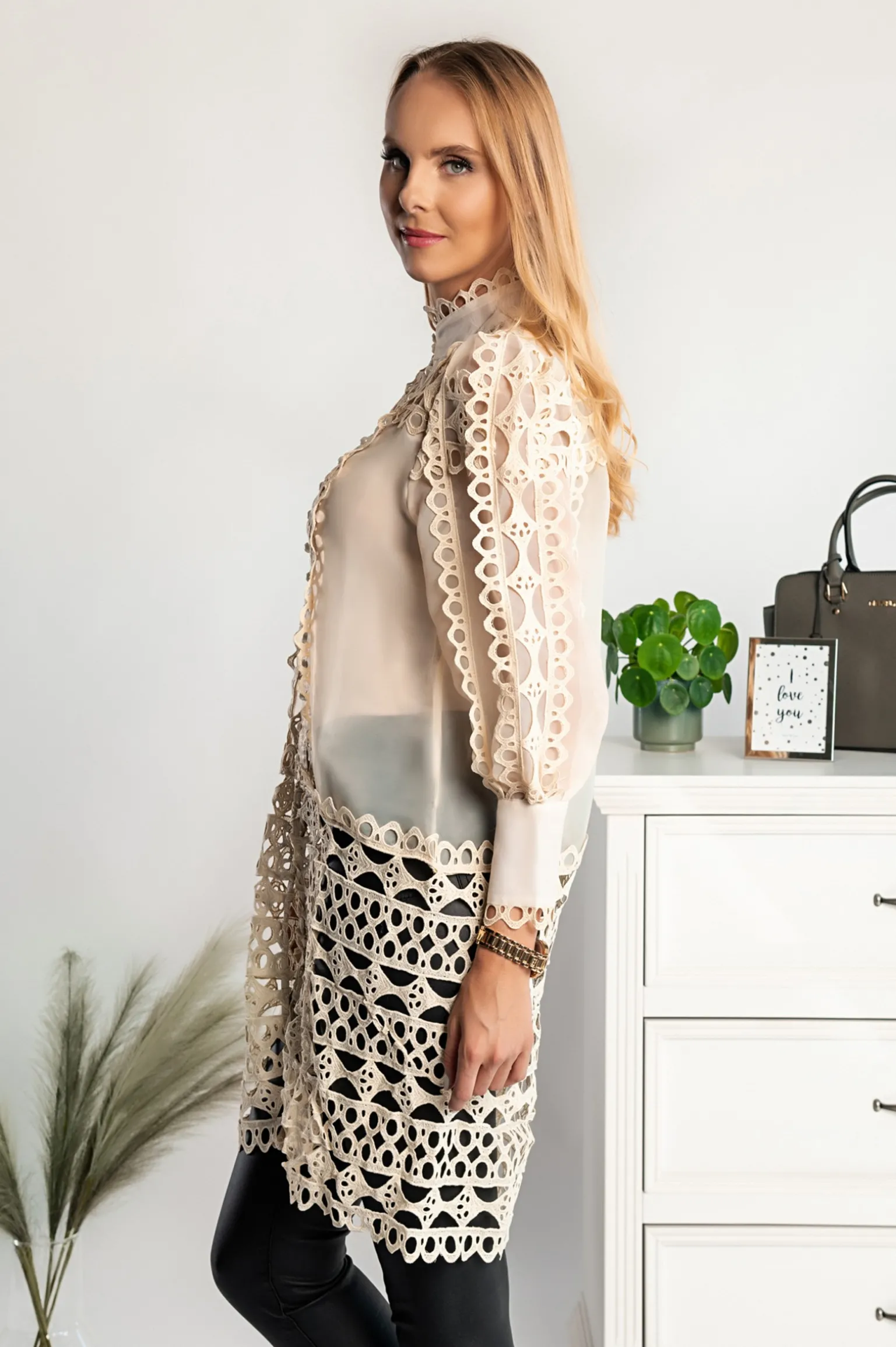 Blusa lunga semitrasparente con pizzo Catllara, beige