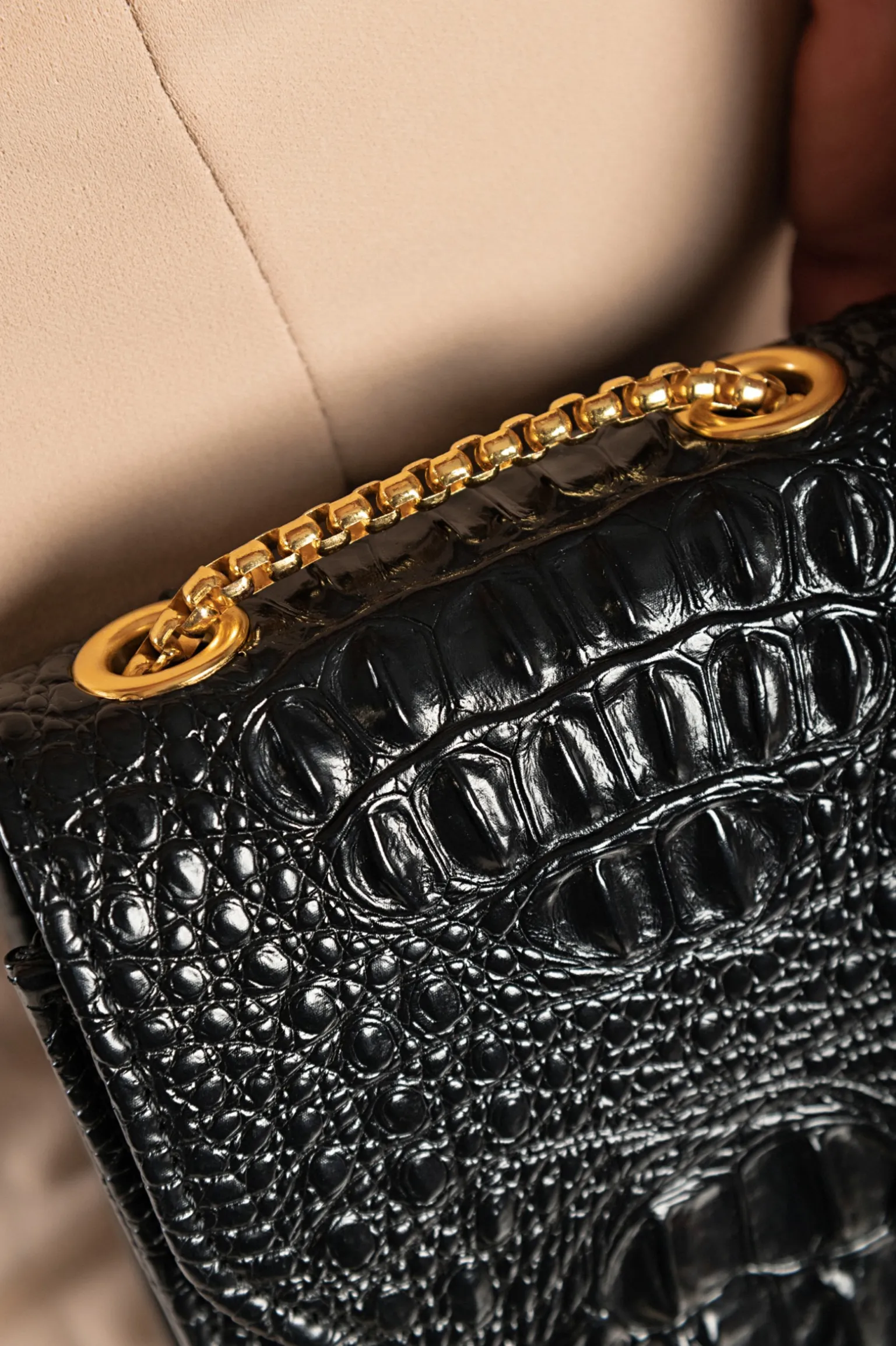 Borsa a mano piccola con fantasia pelle di coccodrillo, nera
