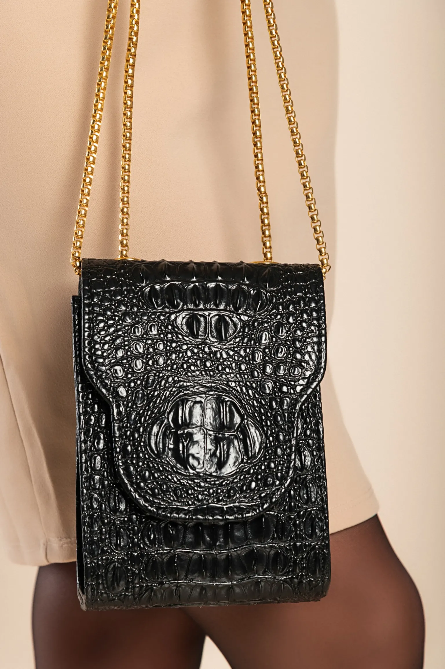 Borsa a mano piccola con fantasia pelle di coccodrillo, nera