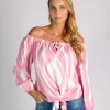 Camicia ampia con spalle scoperte e lacci da annodare Inessa, bianco-rosa