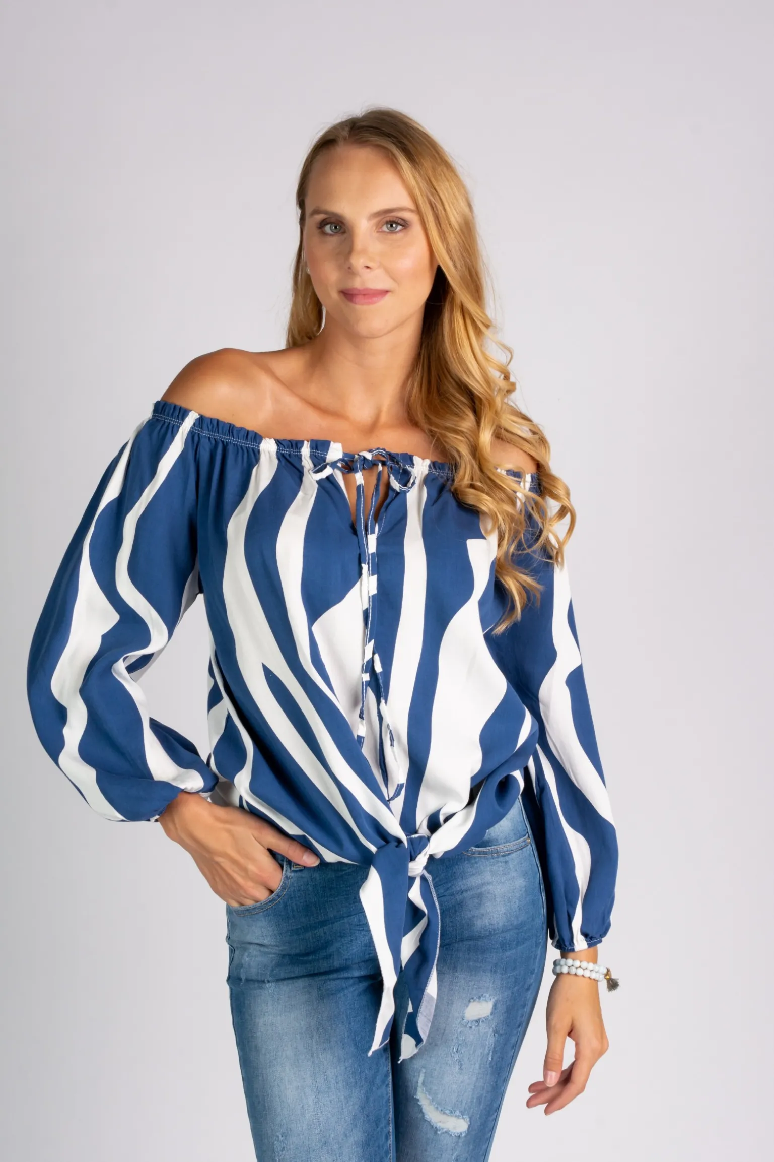 Camicia ampia con spalle scoperte e lacci da annodare Inessa, blu-bianco