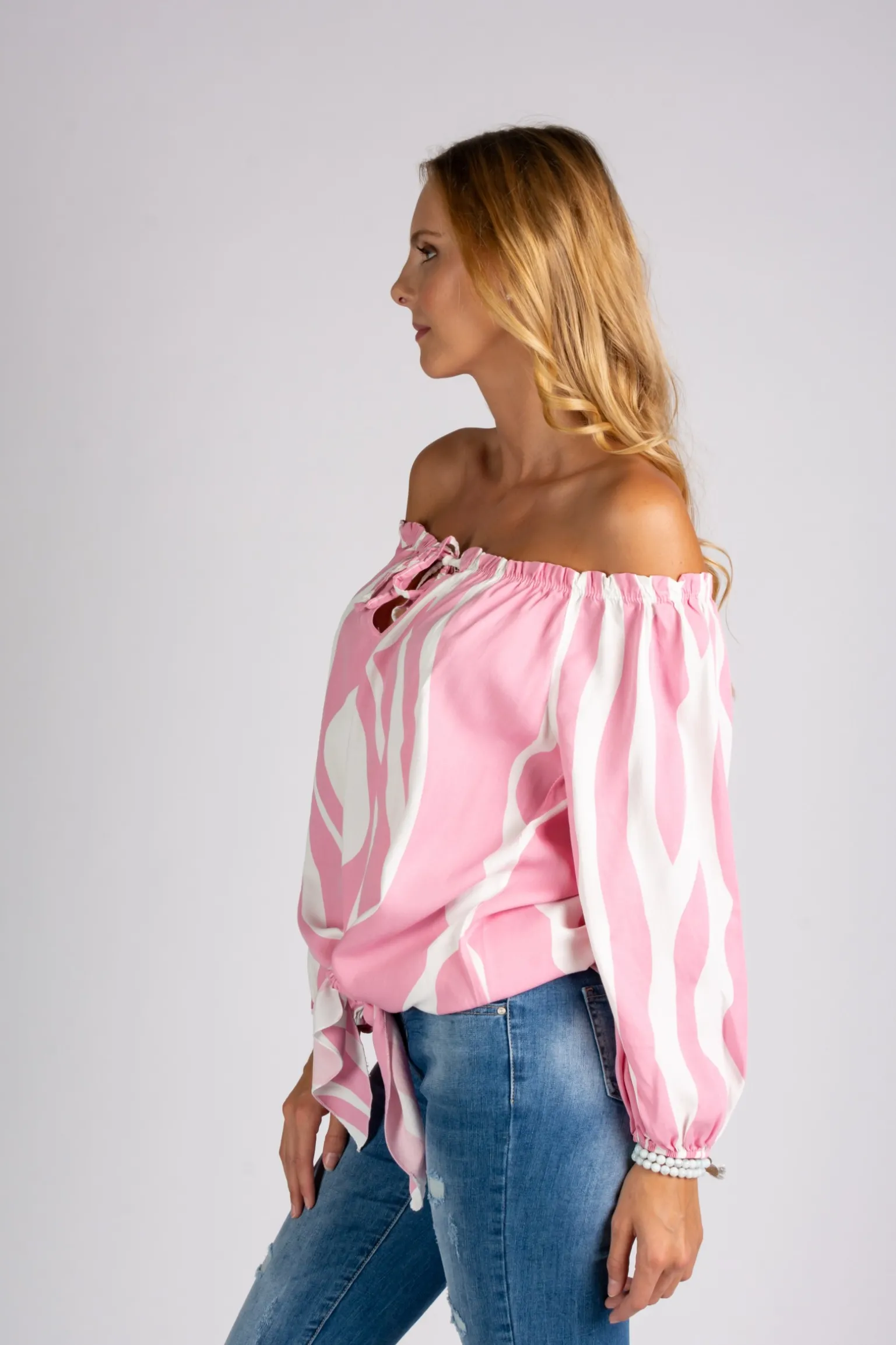 Camicia ampia con spalle scoperte e lacci da annodare Inessa, bianco-rosa