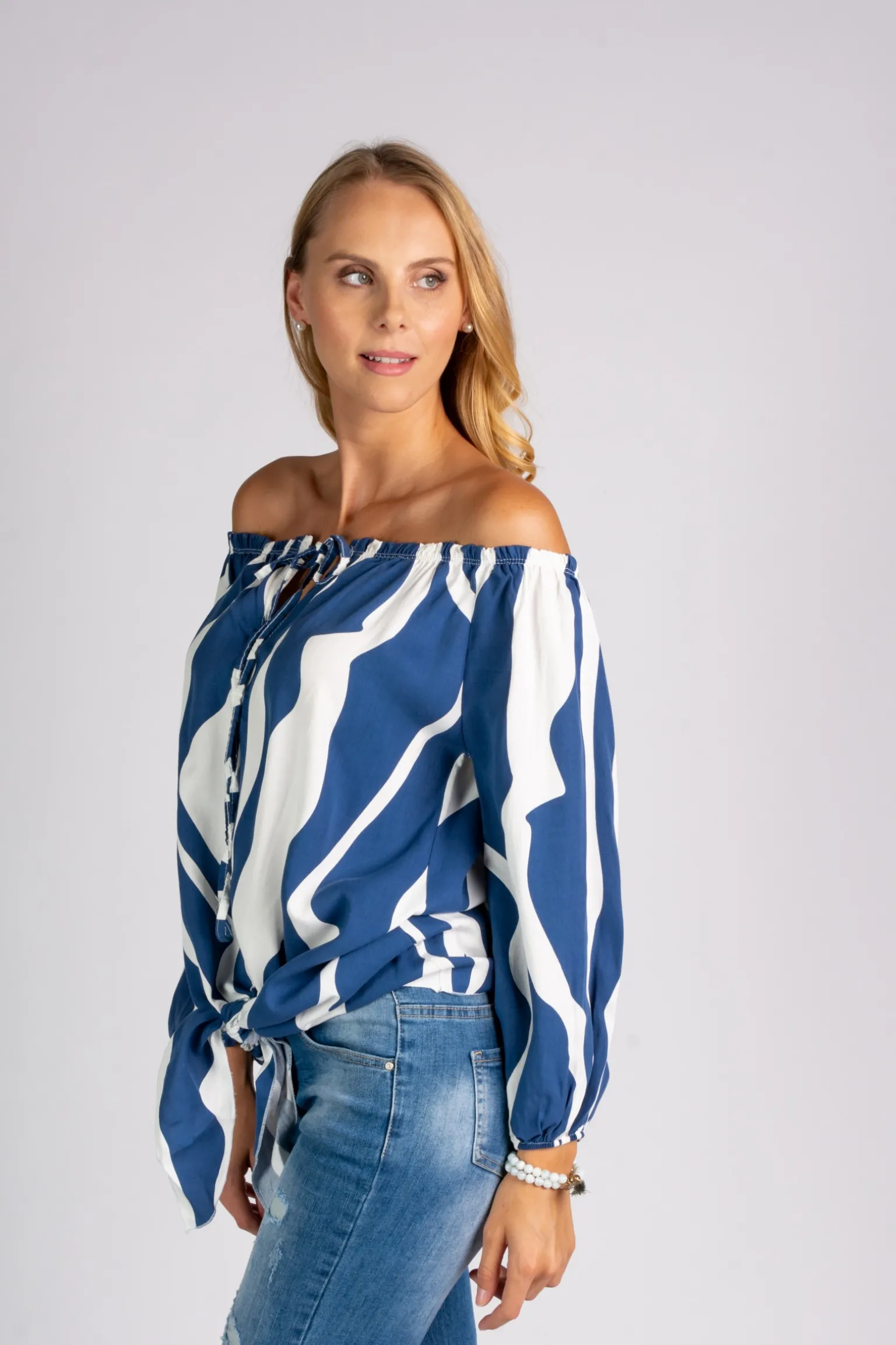 Camicia ampia con spalle scoperte e lacci da annodare Inessa, blu-bianco
