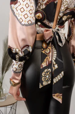 Camicia elegante con collo alto e maniche a campana Diezma, nero - rosa