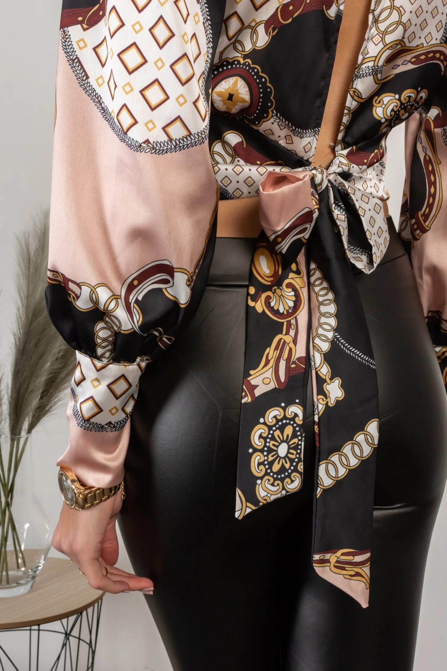 Camicia elegante con collo alto e maniche a campana Diezma, nero - rosa