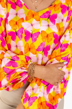 CAMICIA ELEGANTE CON MANICHE LUNGHE, TAGLIO PROFONDO E FARFALLE STAMPATE MULTICOLOR ANDREYA, GIALLO