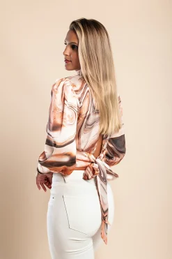 Camicia elegante con scollatura alta e maniche a campana  Diezma, beige