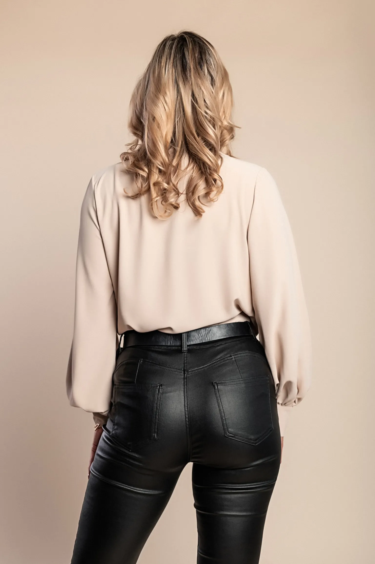 Camicia elegante scollo a V incrociato Belucca, colore beige