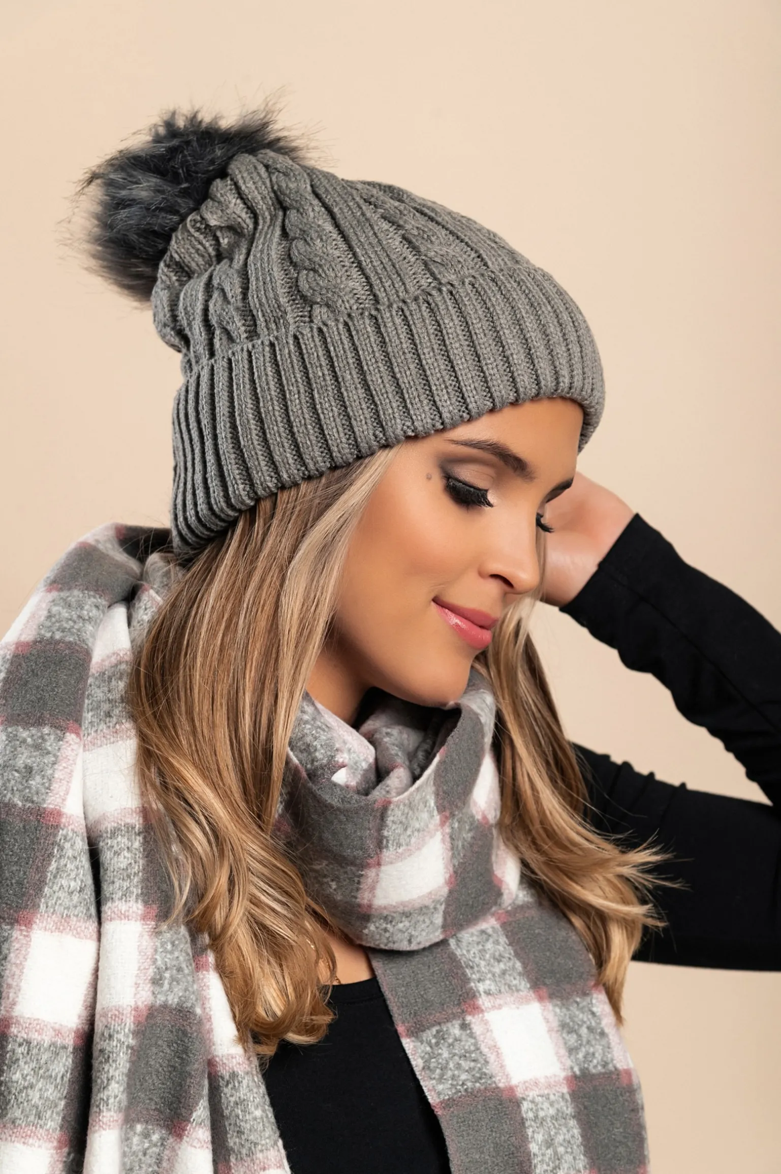 Cappello lavorato a maglia con pompon in pelliccia sintetica, grigio scuro