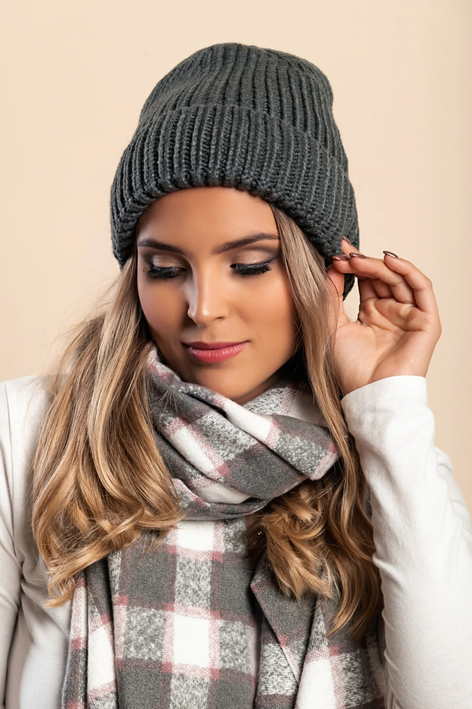 Cappello lavorato a maglia, grigio scuro