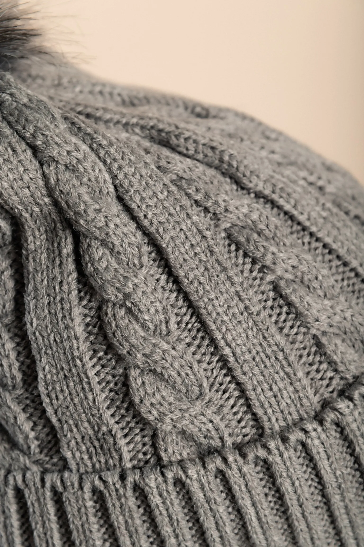 Cappello lavorato a maglia con pompon in pelliccia sintetica, grigio scuro
