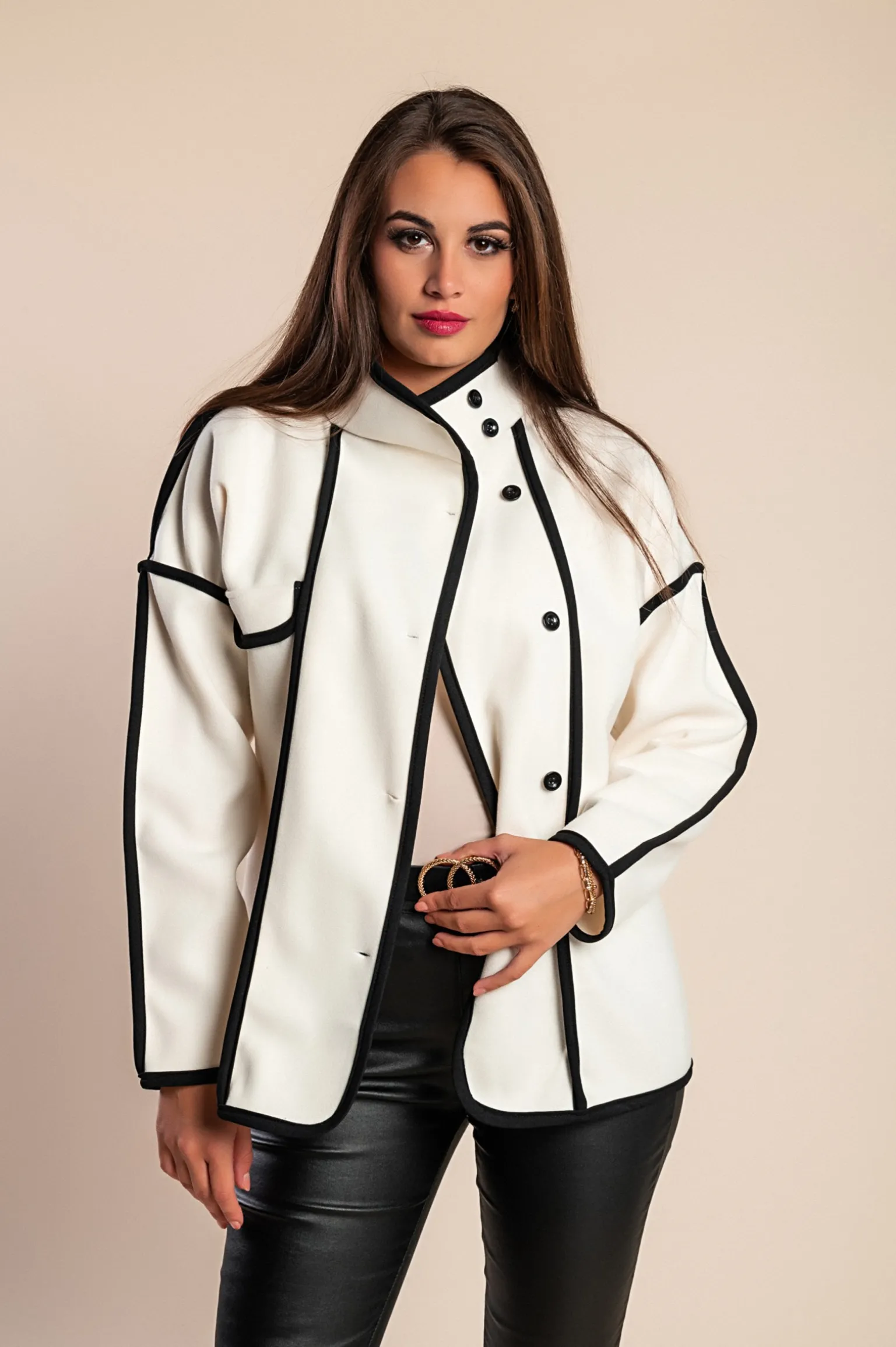 Cappotto corto elegante, bianco