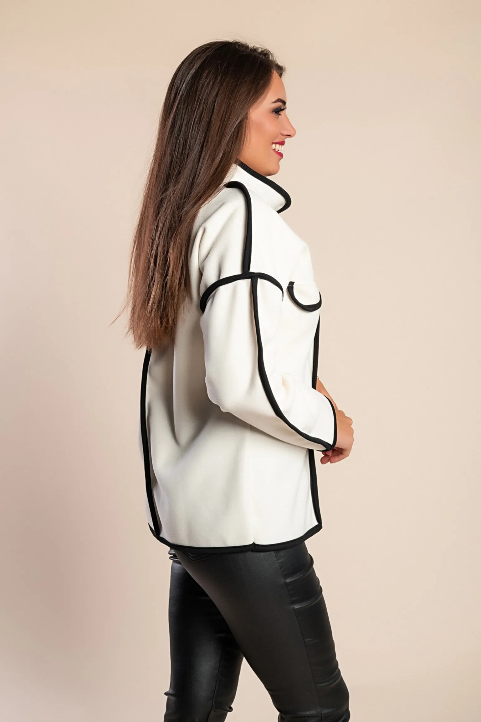 Cappotto corto elegante, bianco