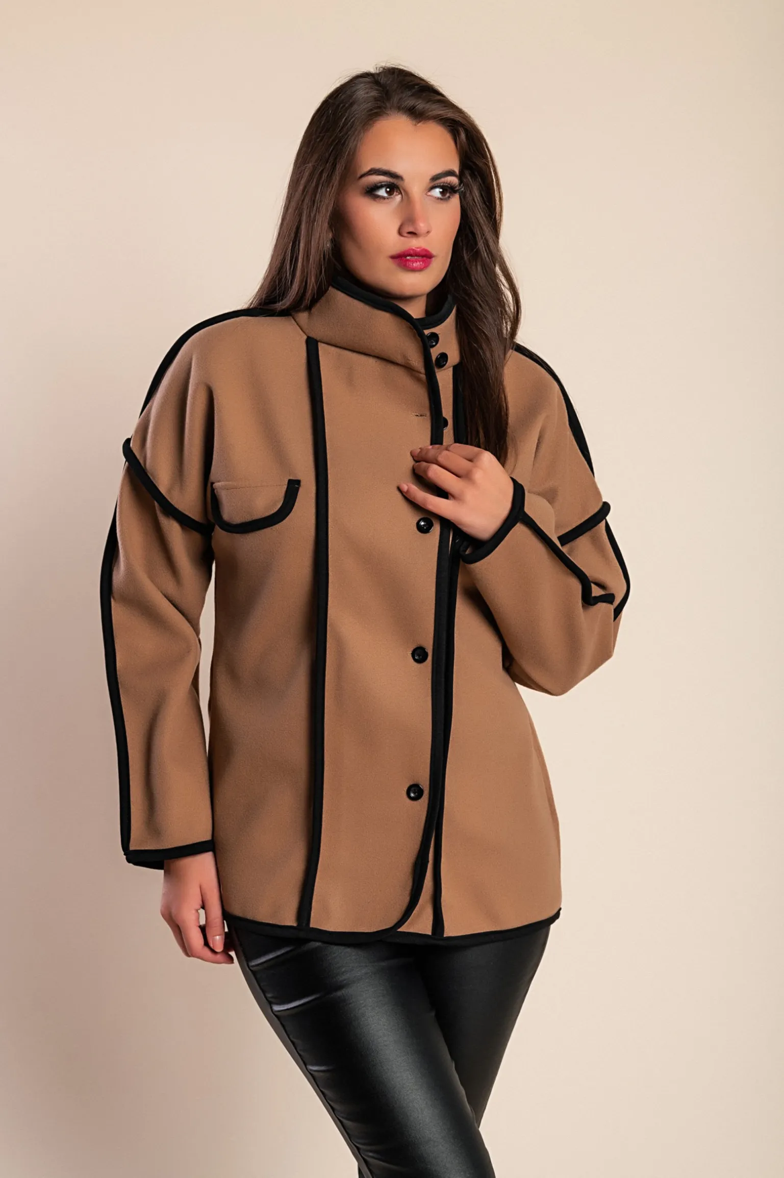 Cappotto corto elegante, color cammello