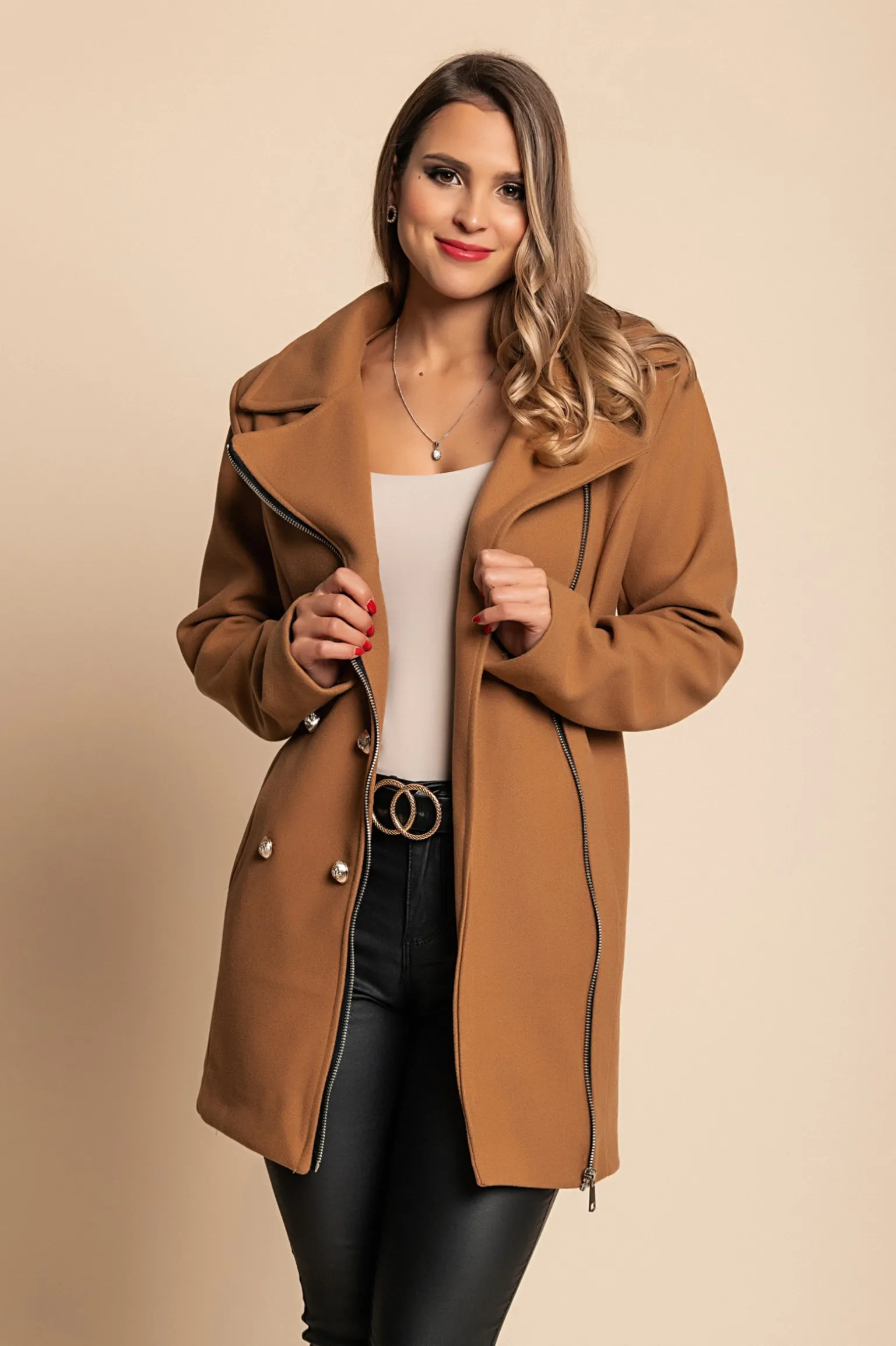 Cappotto elegante con bottoni e cerniera, cammello