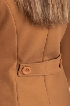Cappotto elegante con bottoni, cammelli