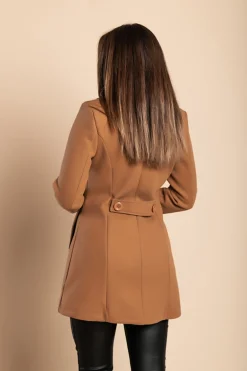 Cappotto elegante con bottoni, cammelli