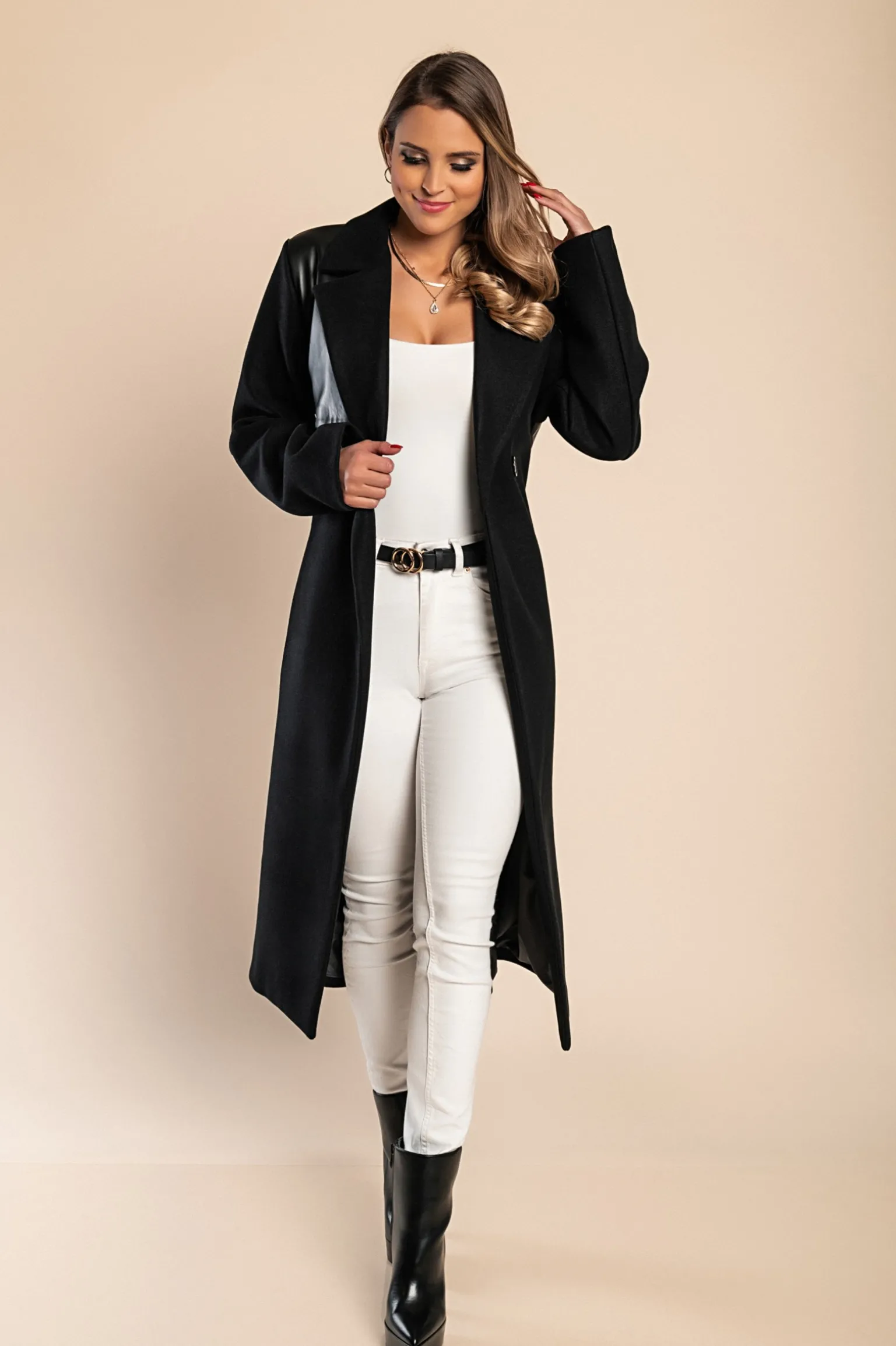 Cappotto elegante con dettagli in ecopelle, nero