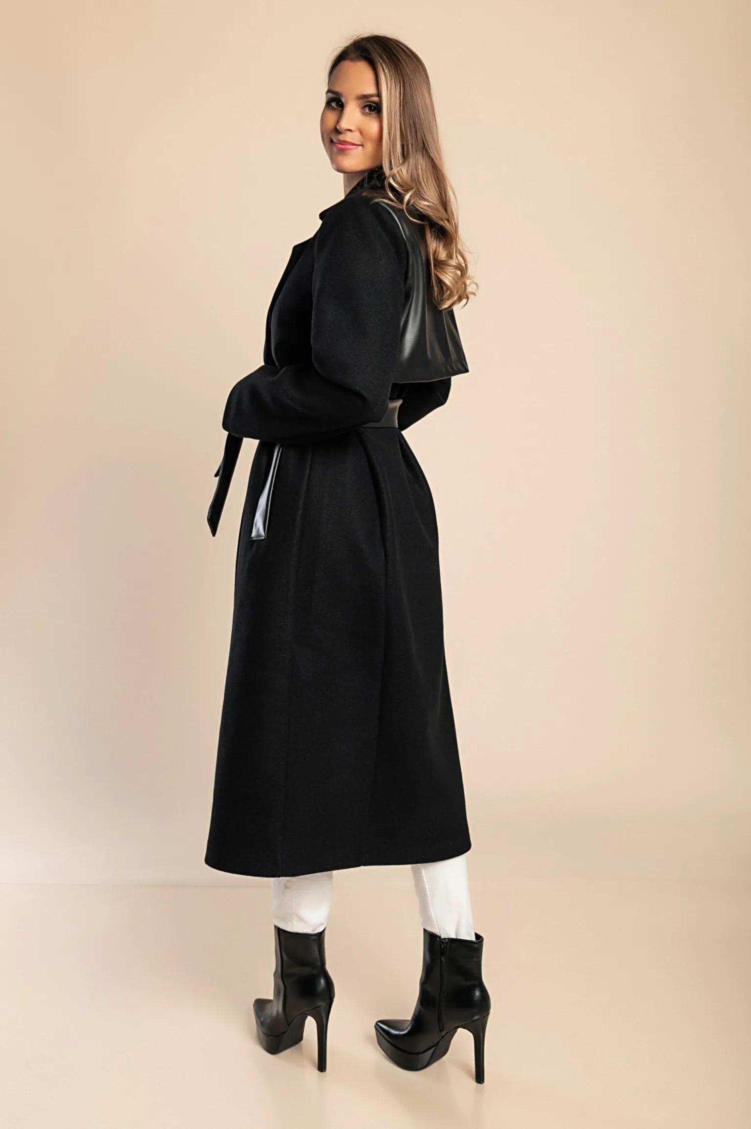 Cappotto elegante con dettagli in ecopelle, nero