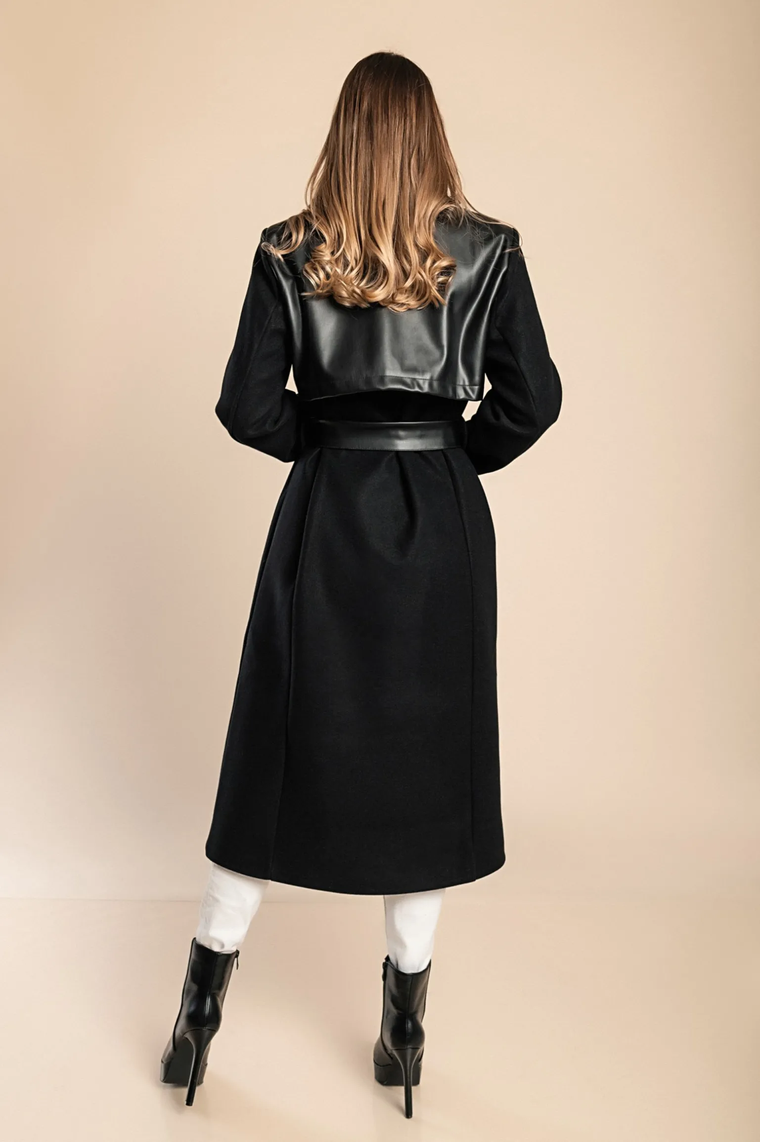 Cappotto elegante con dettagli in ecopelle, nero