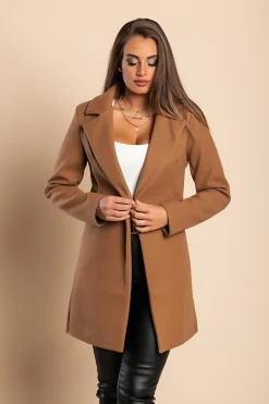 Cappotto elegante con un bottone, cammelli