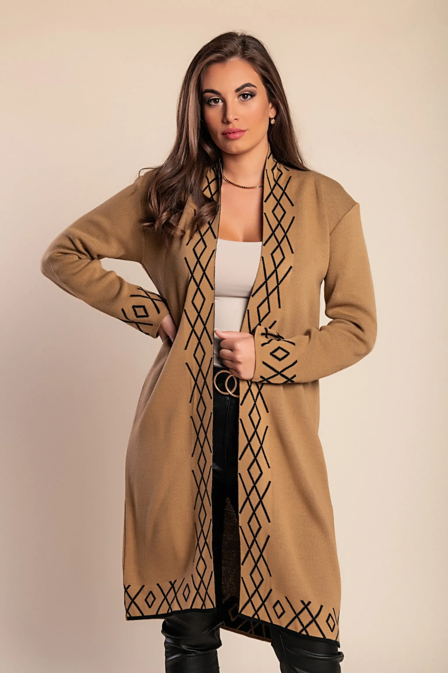 Cardigan in maglia con stampa, cammello/nero