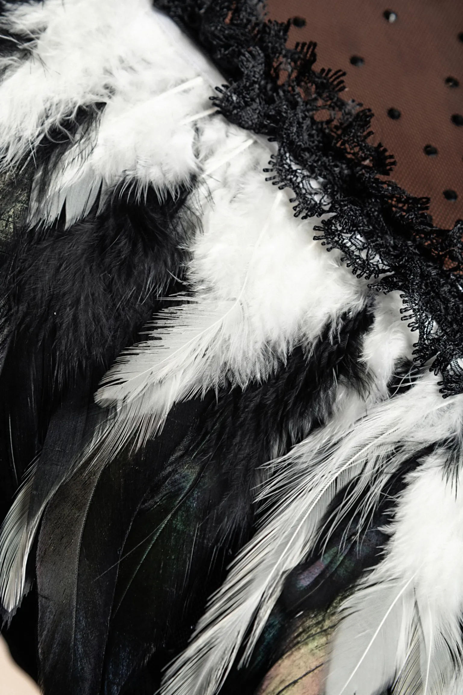 Cintura a bretella - Reggiseno con spalline elastiche con piume, ART2288, bianco e nero