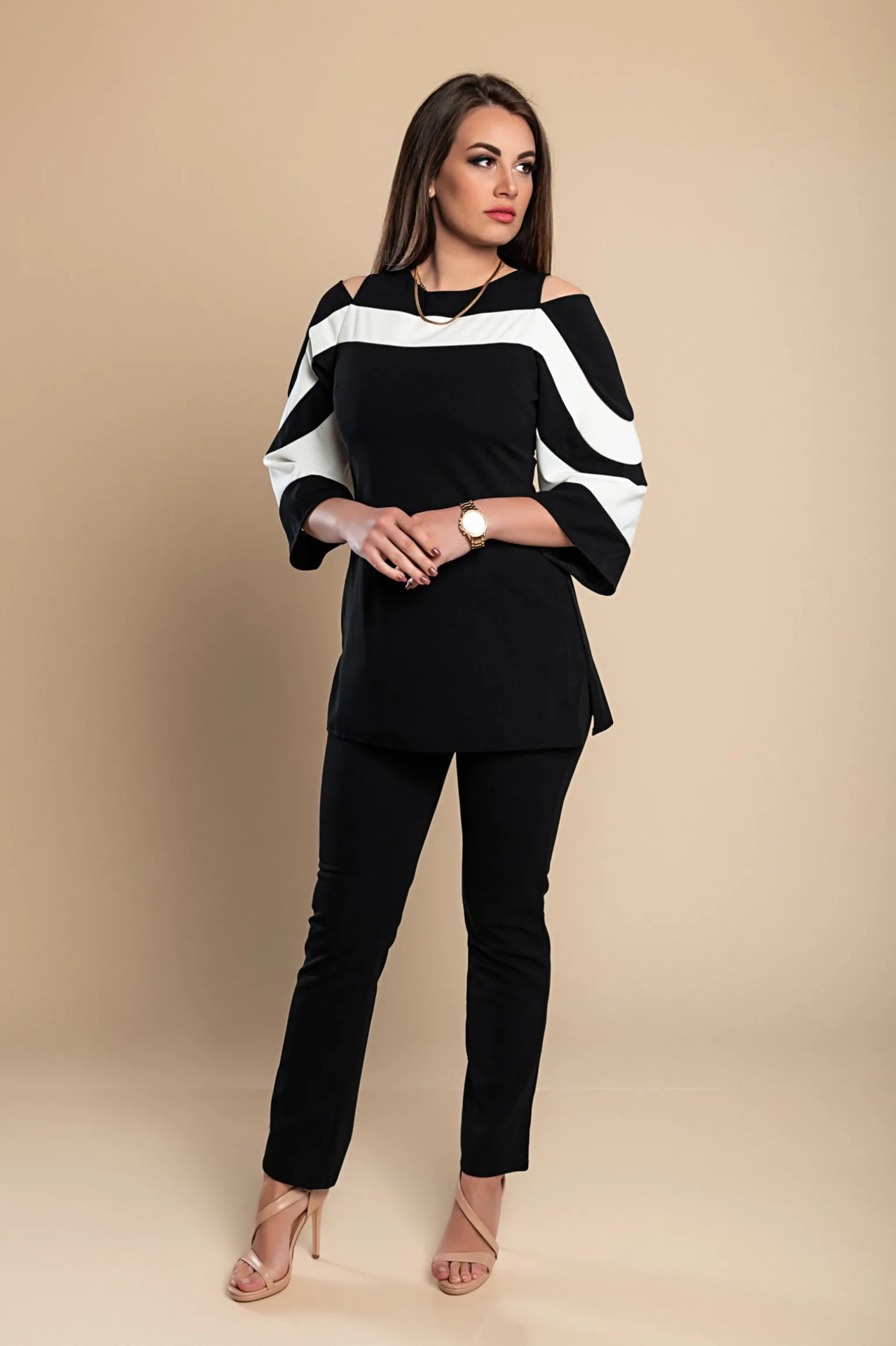 Competo elegante top con maniche a campana e pantaloni, nero