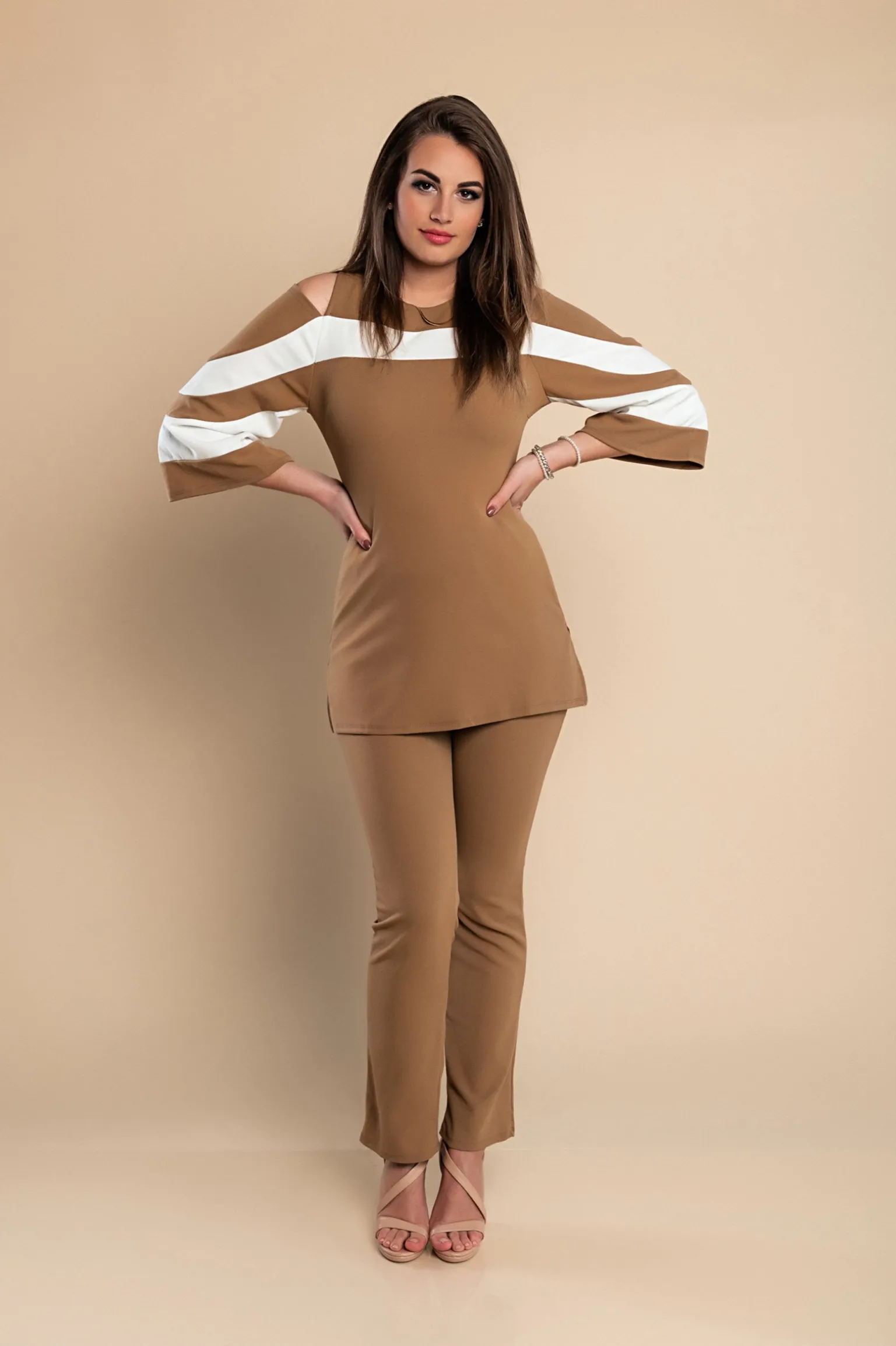 Competo elegante top con maniche a campana e pantaloni, cammello