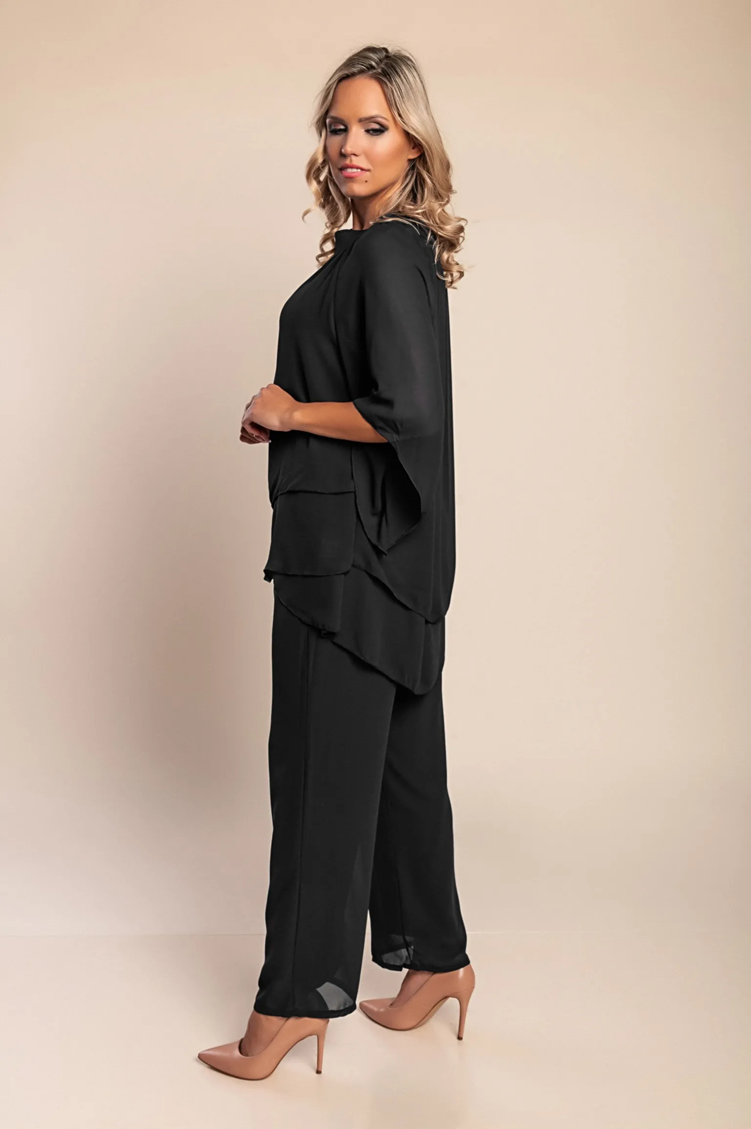 Completo elegante composto da tunica nera e pantaloni lunghi.