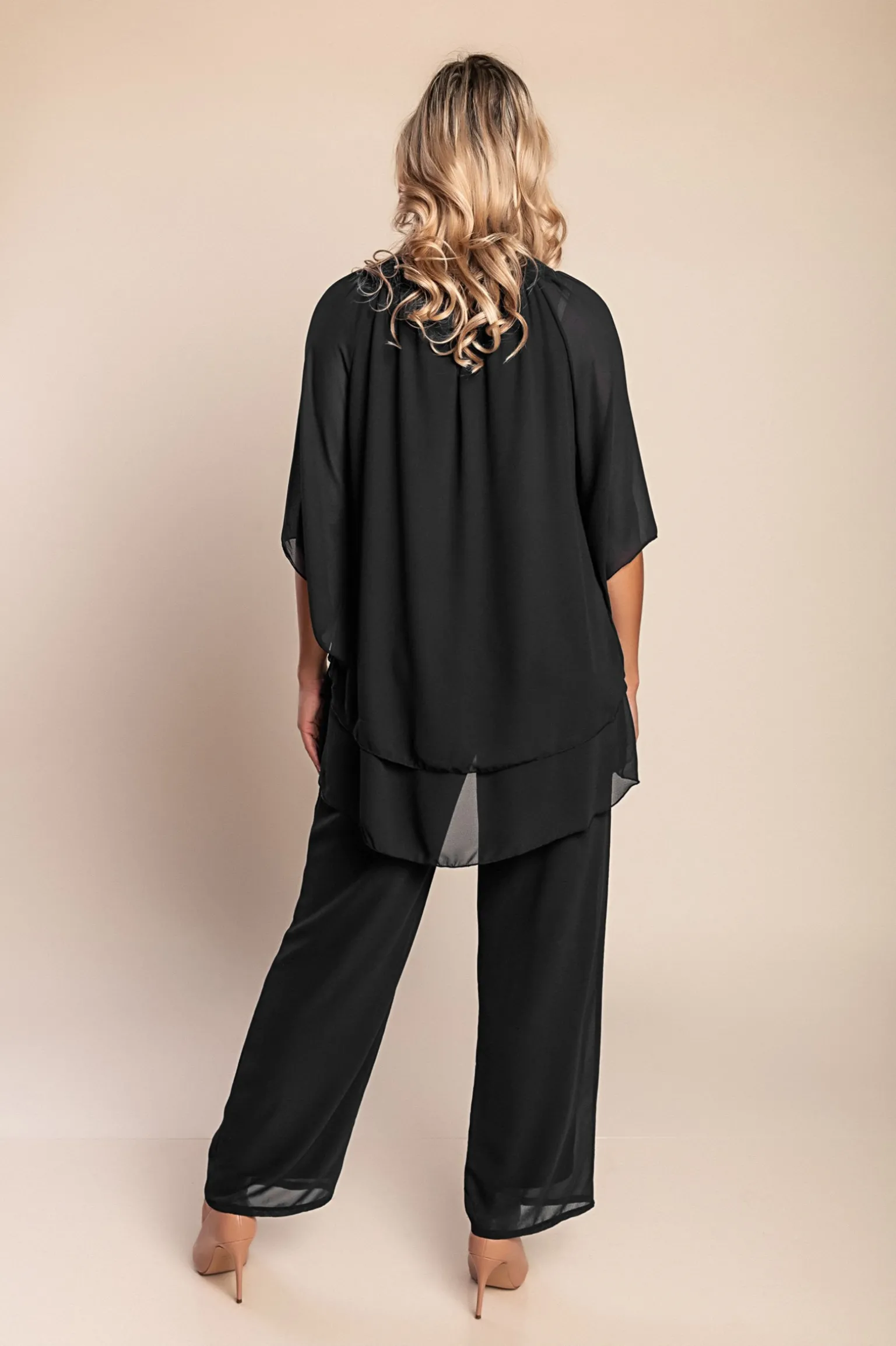 Completo elegante composto da tunica nera e pantaloni lunghi.
