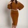 Completo elegante con top ampio e gonna attillata, cammello
