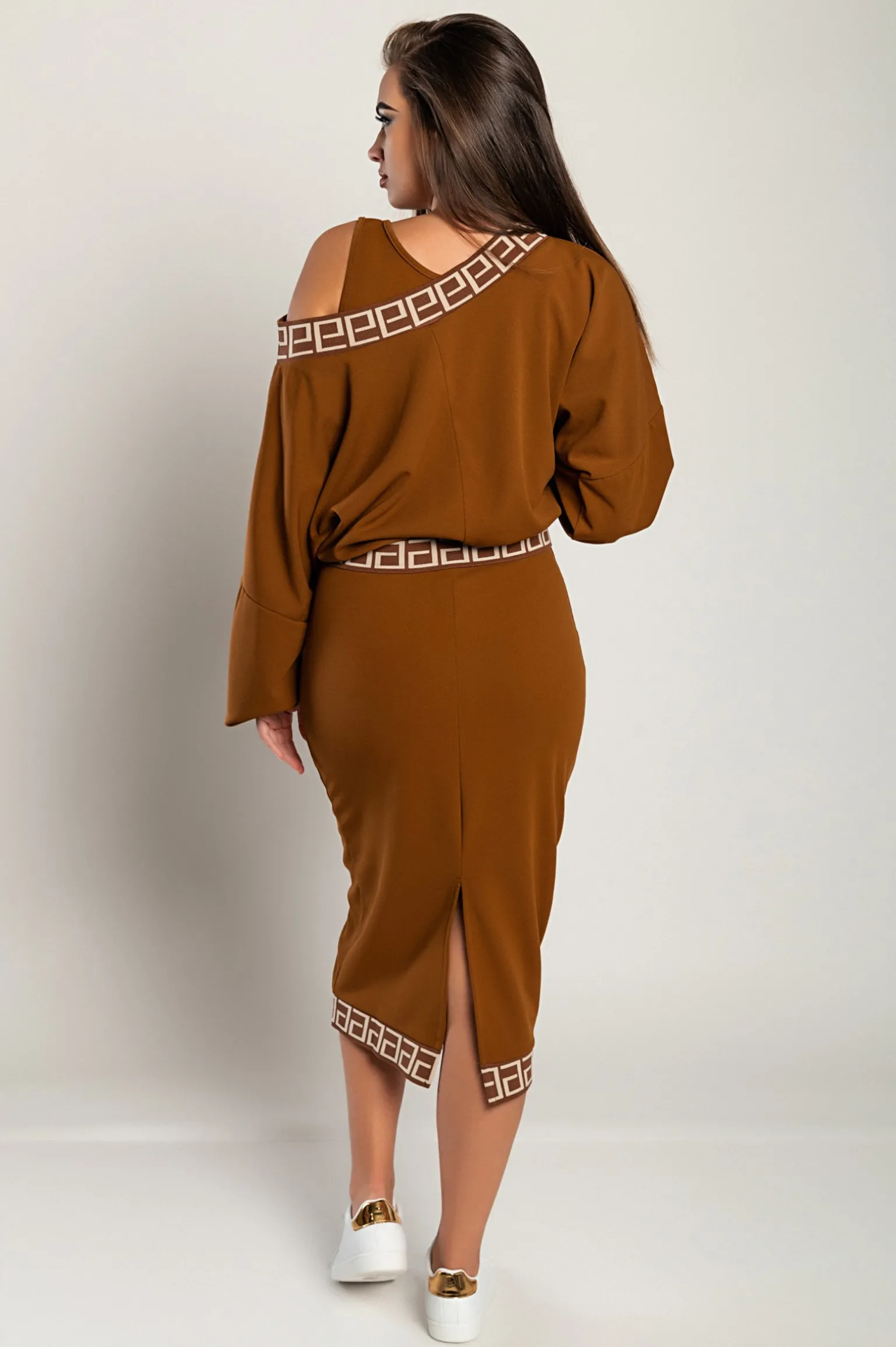 Completo elegante con top ampio e gonna attillata, cammello