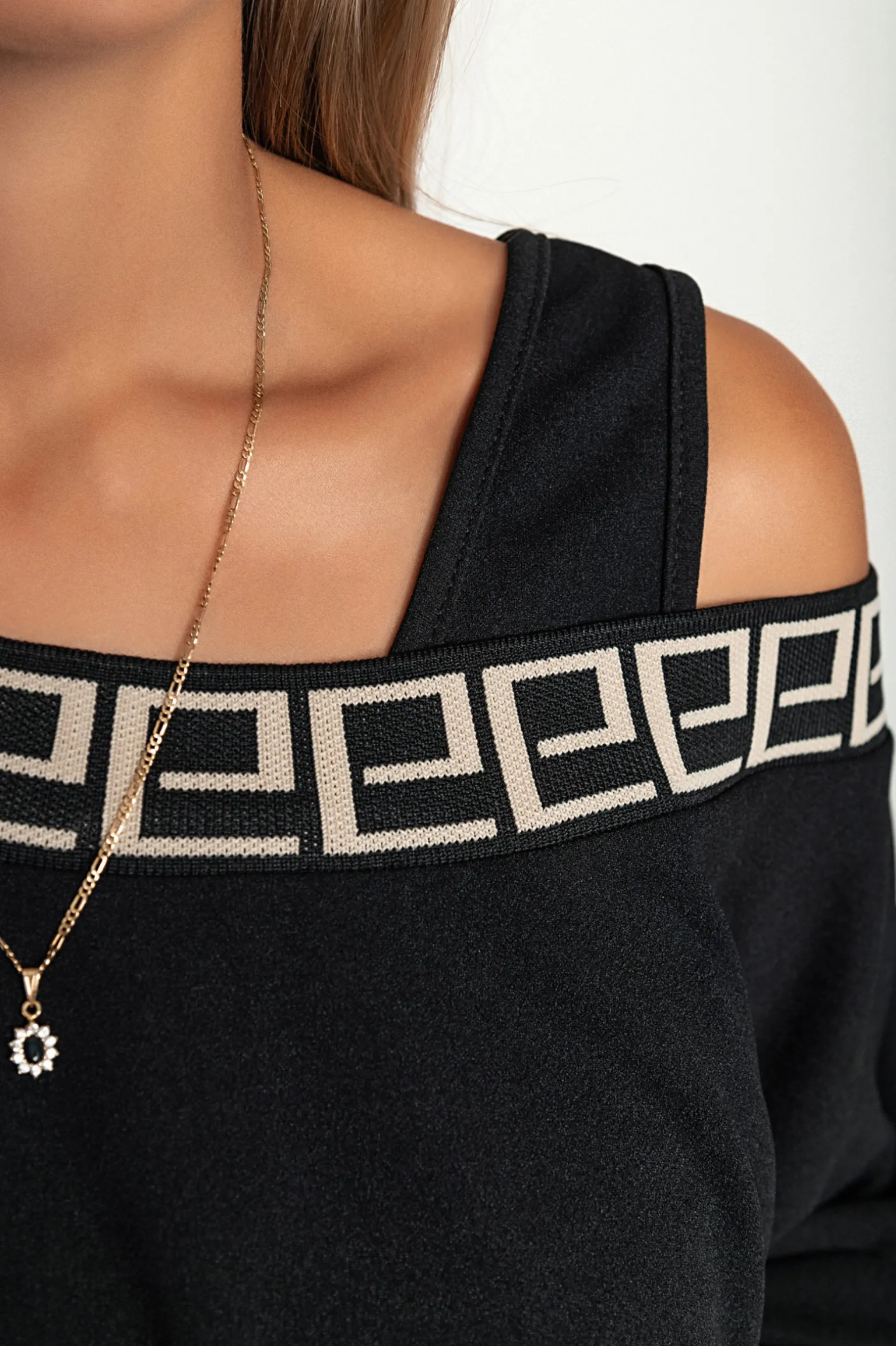 Completo elegante con top ampio e gonna attillata, nero