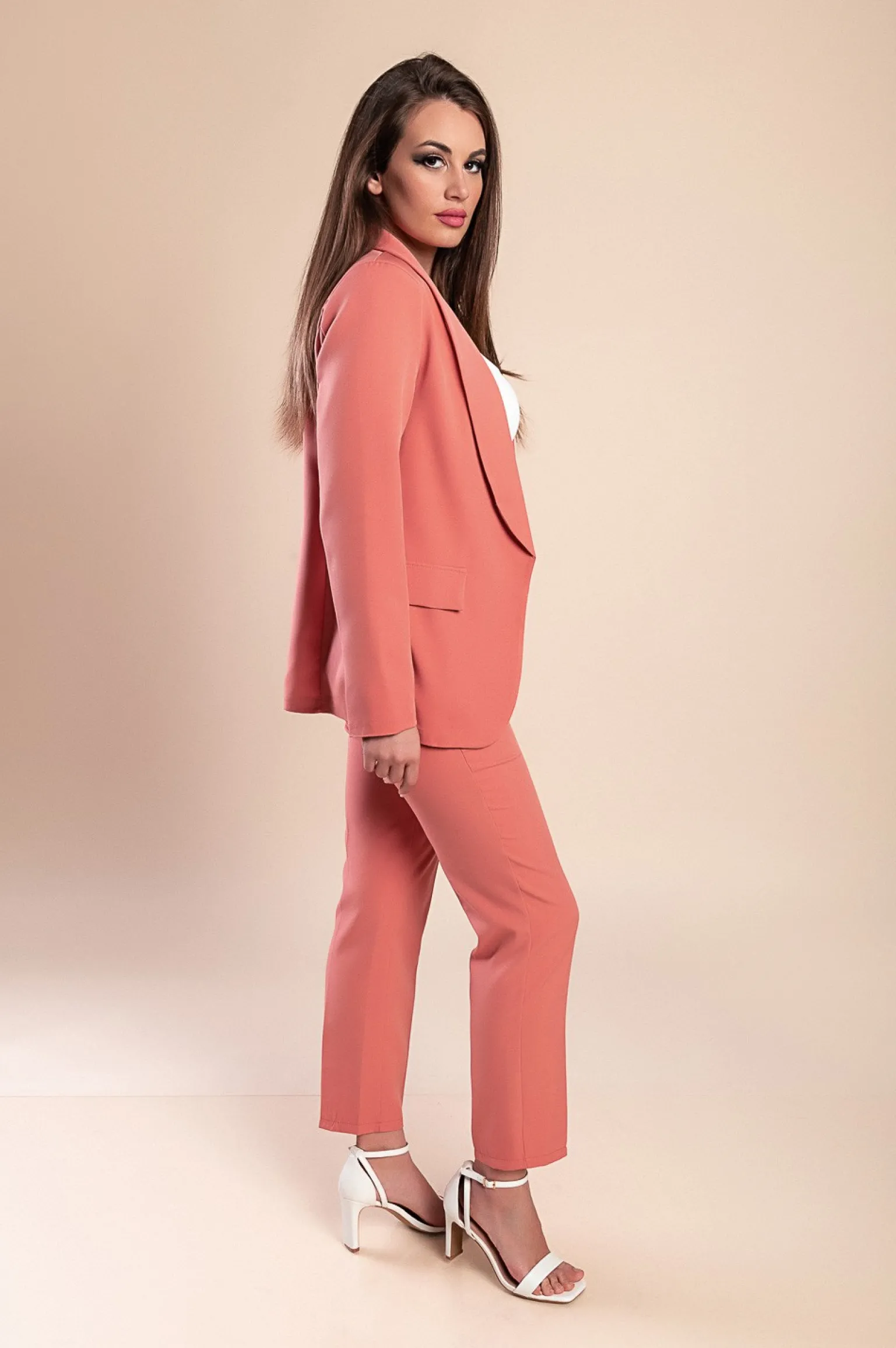 Completo giacca e pantaloni eleganti, colore salmone