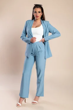 Completo giacca e pantaloni eleganti, di colore azzurro