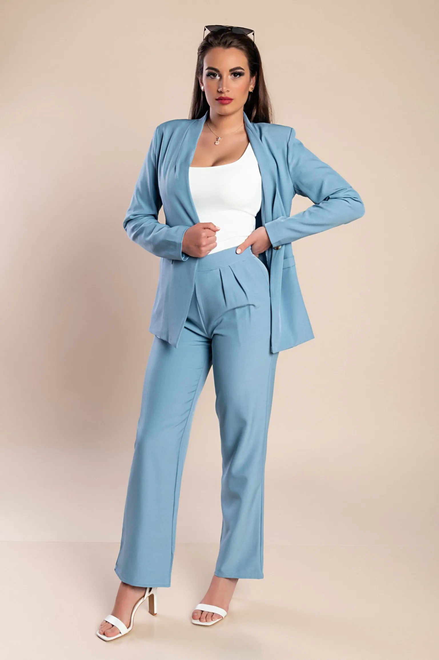 Completo giacca e pantaloni eleganti, di colore azzurro