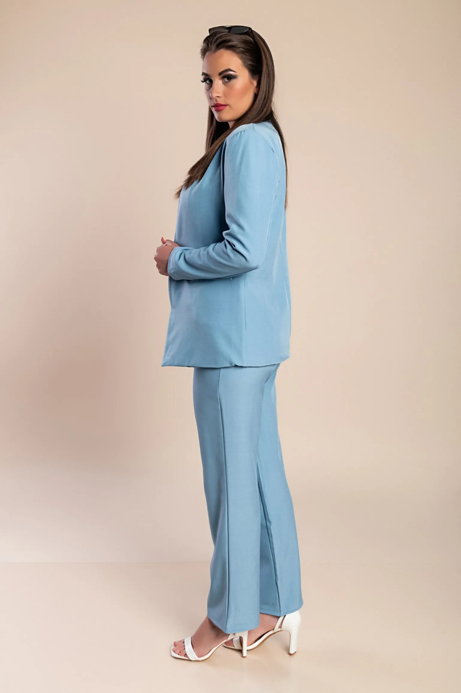 Completo giacca e pantaloni eleganti, di colore azzurro