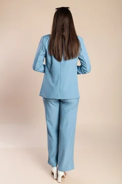 Completo giacca e pantaloni eleganti, di colore azzurro