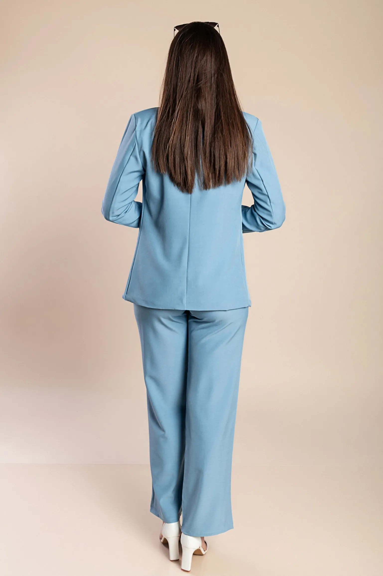 Completo giacca e pantaloni eleganti, di colore azzurro