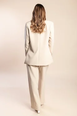 Completo giacca e pantaloni eleganti con arricciature, beige