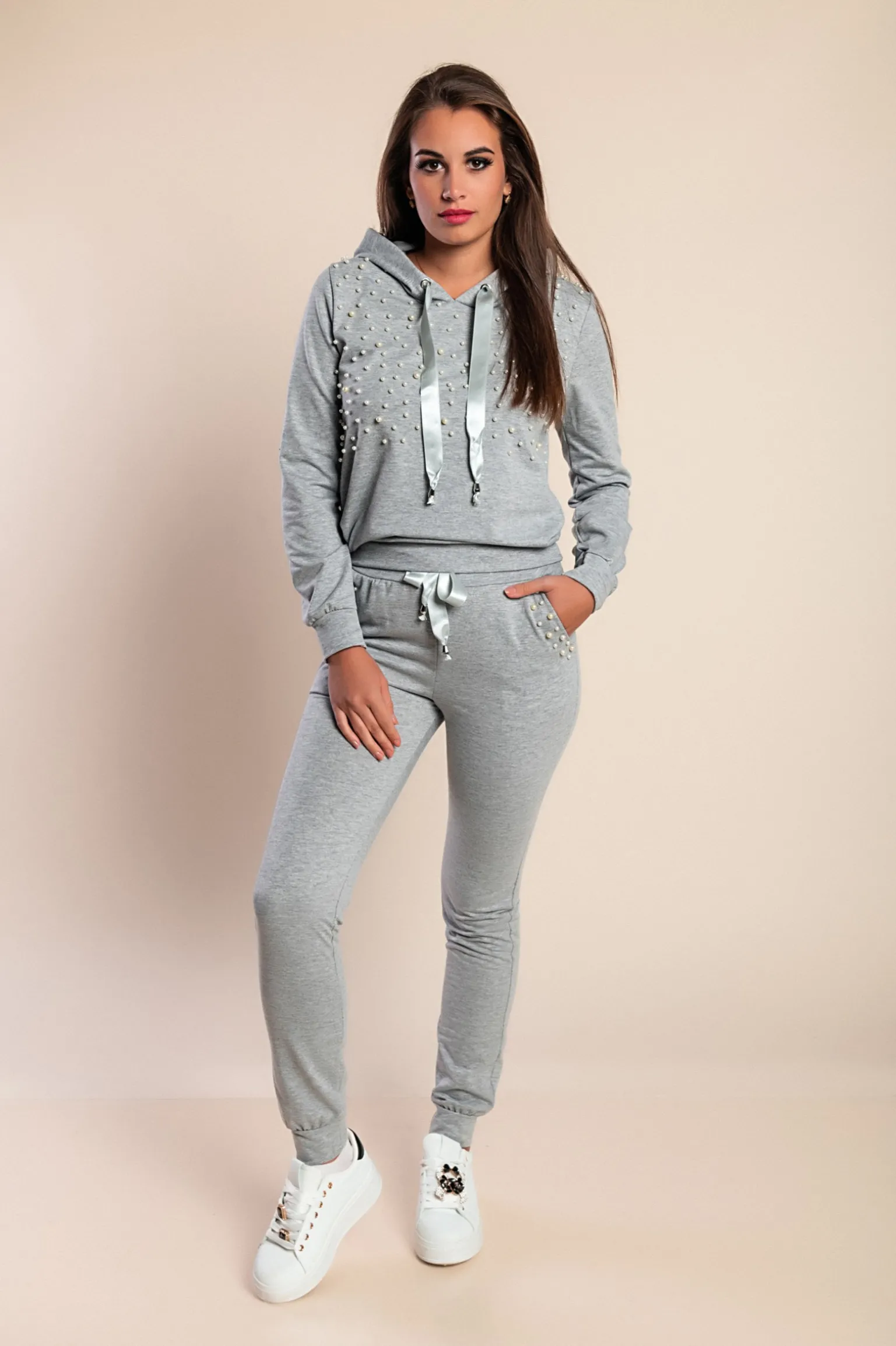 COMPLETO MAGLIETTA CON CAPPUCCIO E PANTALLONE CON DETTAGLIATI DI PERLINE TINSELY, GRIGIO